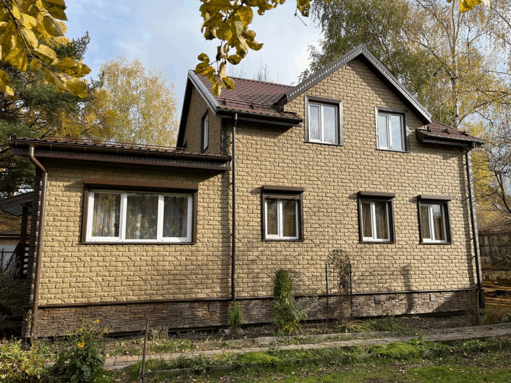 Отделка дома цокольными панелями с утеплением